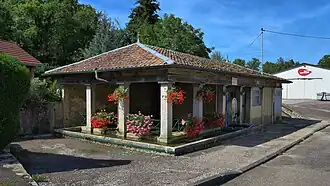 Le lavoir-abreuvoir.