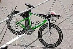 Vélo de triathlon sur un portique.jpg