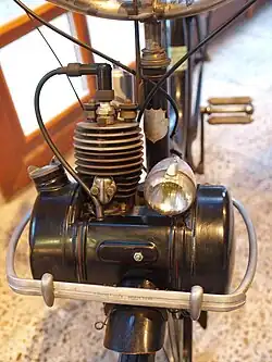 Un 45&nbsp;cm3 de 1953 dépouillé, bien entretenu avec son pare-chocs.