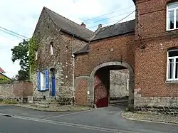 Porche de la brasserie de Bisiau Jenart, devenue brasserie Saint-Éloi