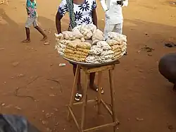 Vendeuse de biscuits