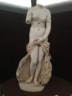 Vénus Landolina. Variation romaine, du IIe&nbsp;siècle de l'Aphrodite pudique retenant sa draperie, elle même dérivée de l'Aphrodite de Cnide.