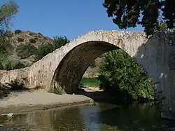 Pont vénitien sur la rivière Megalopotamos.