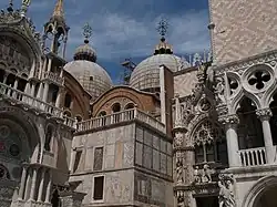 Détail du toit du palais des Dodges et du bâtiment voisin