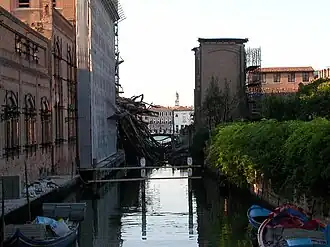 Élévation latérale effondrée après l'incendie