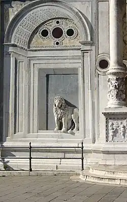 Lion à gauche de l'entrée principale