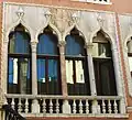 Le quadrifora au premier étage.
