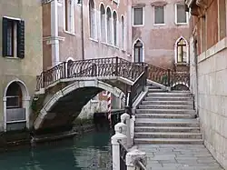 ponte de l'Anzolo (pont de l'Ange) reliant calle et fondamenta éponymes