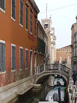 Le ponte dell'Inferno reliant le bâtiment de l'arsenal au fondamenta di fronte;