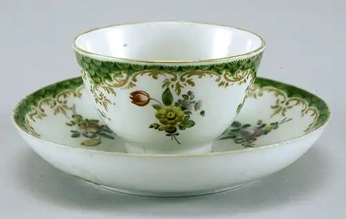 Tasse et soucoupe en porcelaine à décor floral, Venise, Cozzi, seconde moitié du XVIIIe&nbsp;siècle.
