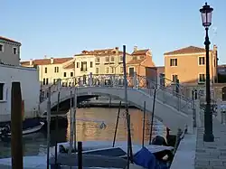 Ponte Sant'Angelo reliant Calle delle Erbe et Fondamenta S. Angelo ;