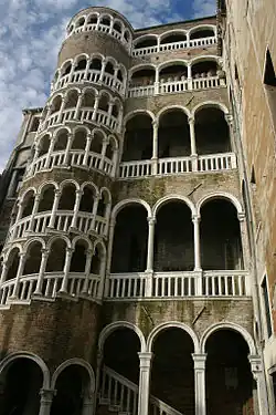 L'escalier du palais Contarini del Bovolo, Venise, 1499.