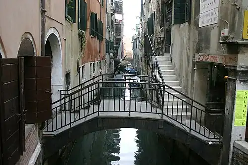 Ponte de le Do Spade reliant Calle del Cappeller et corte dei Pii