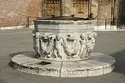 Puits de style gréco-romain à Venise, dans le Campo San Giovanni e Paolo, en Italie.