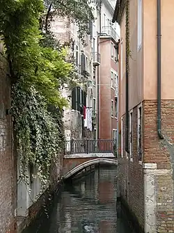 Le Rio et ponte della Toletta, vue vers l'est de la Fondamenta&nbsp;della&nbsp;Toletta; le pont relie calle du même nom et Ramo dei Cerchieri.