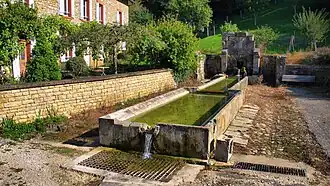 La fontaine-lavoir-abreuvoir rue de la Source.