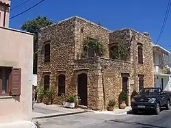 photographie couleurs : une rue avec une maison en pierres brutes