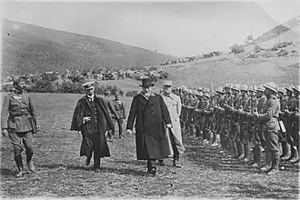 Avec Elefthérios Venizélos et l'amiral Koundouriotis inspectant des troupes grecques équipées à la française.