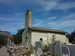 Chapelle Saint-Jean-Baptiste aux Tourniaires, avec son énorme clocher-mur.