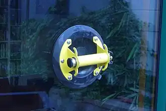 Ventouse de vitrier à piston.