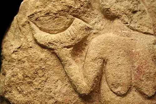 Vénus de Laussel, détail de la corne.