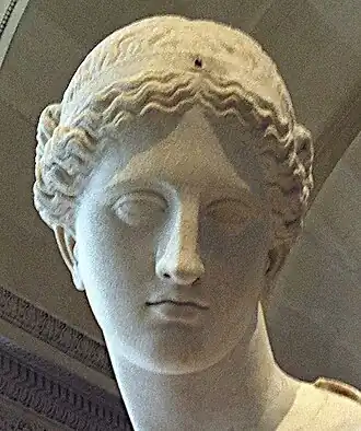 Tête de la Vénus d'Arles, Paris, musée du Louvre. À noter le chaton frontal où se fixait possiblement un diadème.