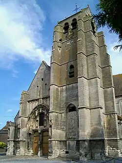 Le clocher et la façade ouest de l'église.