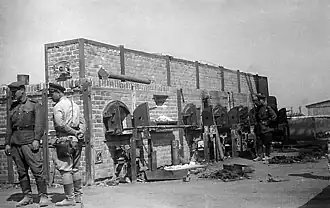 Fours crématoires du camp de Majdanek examinés par des soldats de l'Armée rouge, juillet 1944, photographie de Abraham Pisarek&nbsp;(de)