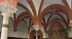 Croisée d'ogives aux arcs plein cintre dans la salle capitulaire de la basilique Saint-André de Verceil.