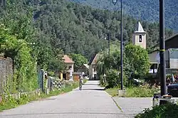 L'église paroissiale Saint-Jean-Baptiste au centre du village.
