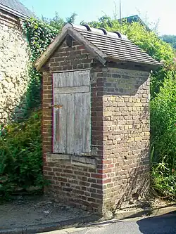 Vieux puits, à l'intersection entre la rue du Pontceau et la rue de l'Église.