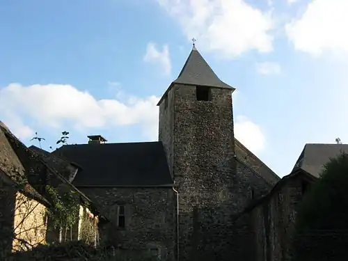 Tour de l'église, côté cour intérieure, peu avant la tombée de la nuit.