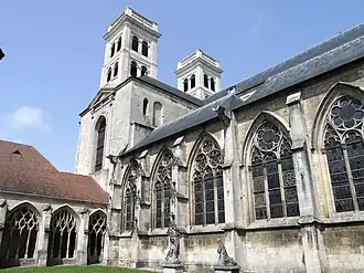 Vue de la cathédrale et de ses clochers depuis le cloître.