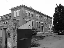 La façade principale des bains-douches.