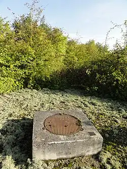 La tête de puits matérialisée.