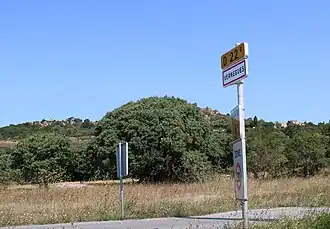 Entrée de la commune avec en arrière plan l'ancien village.