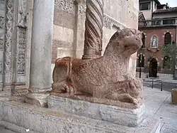 Griffon du portail ouest.