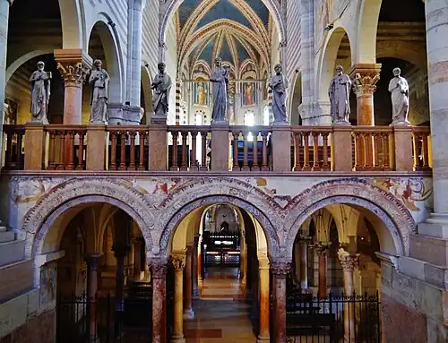 Accès à la crypte.