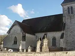 Église entourée de son cimetière.