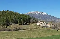 Photo de la montagne de Ceüse avec au premier plan des habitations de Chateauvieux.