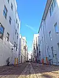 Ruelle derrière le bâtiment en direction du sud