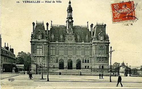 L'hôtel de ville vers 1910, surmonté de son campanile.