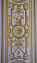 Panneau de boiserie sculpté et doré au monogramme de Louis XIV à Versailles