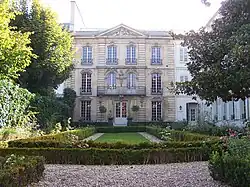 Le musée Lambinet depuis boulevard de la Reine.