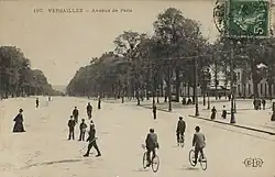 L'avenue de Paris au début du XXe&nbsp;siècle. Il n'y a pas encore d'automobiles en vue. Les piétons et les cyclistes ont toute l'avenue à leur disposition (carte postale ELD).