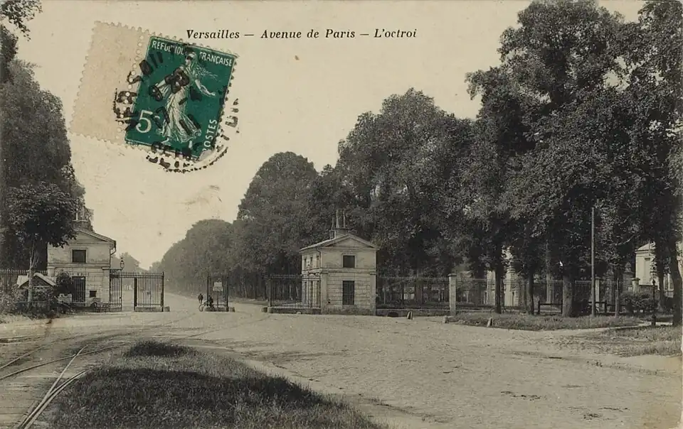 Les pavillons et les grilles de l'octroi de l'avenue de Paris au début du XXe&nbsp;siècle.À gauche on distingue les rails de la ligne de tramway