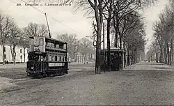 Le tramway de la ligne Sèvres Versailles desservant l'avenue de Paris au début du XXe&nbsp;siècle (après son électrification en 1913), aujourd'hui remplacé par le bus de la RATP de la ligne 171.