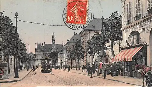 L'Hôtel de ville vers 1910, vu depuis la rue Saint-Pierre (actuelle rue G. Clémenceau).