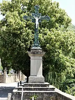 Croix de la crucifixion de Jésus au bourg de Versols.