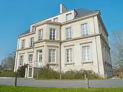 Façade sud de la mairie, avec l'ascenseur d'accès pour les handicapés.